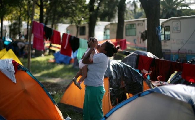 Mujer migrante con su hijo.