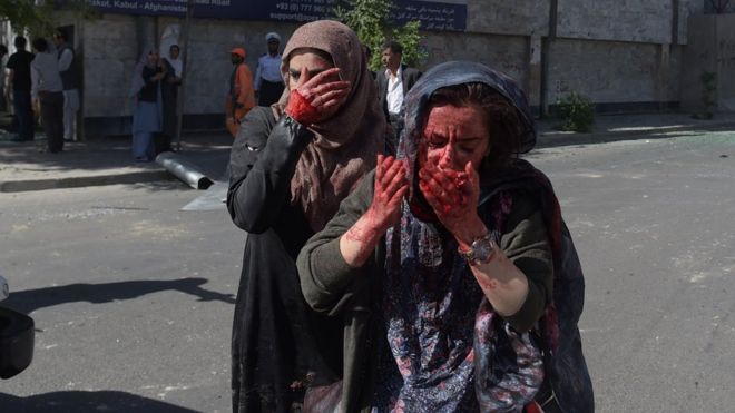 Mujeres con las manos ensangrentadas tras la explosión en el distrito diplomático de Kabul, Afganistán, el 31 de mayo.