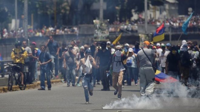 Столкновения демонстрантов с ОМОНом во время митинга в Каракасе, Венесуэла