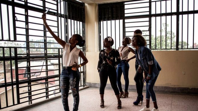 Ụmụagbọchọ na-ese foto