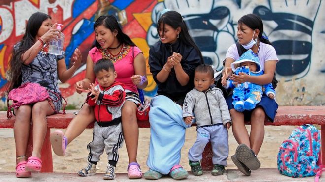Женщины с детьми в Боготе