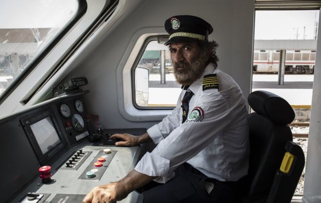 Ali Al-Karkhi, inspector de conducción de trenes en la cabina del tren