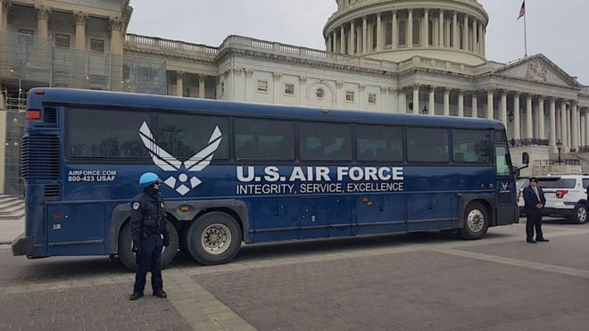 Демократы уже сели в автобус для аэропорта, когда мистер Трамп отменил рейс