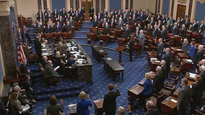 Сенаторы приведены к присяге во время процессуального начала судебного процесса по делу об импичменте президента Дональда Трампа в видео, снятом в палате Сената в Вашингтоне, 16 января 2020 г.