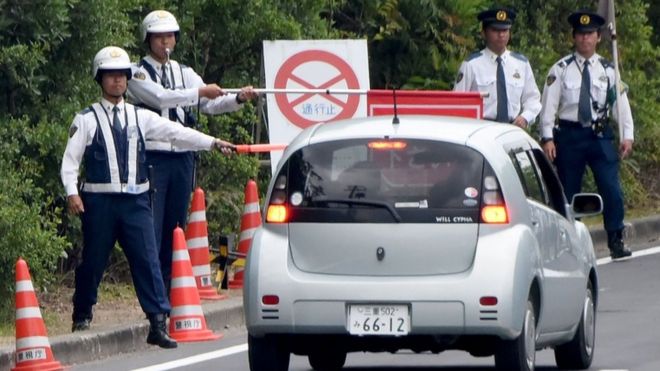 Полицейские стоят на страже на контрольно-пропускном пункте, связанном с главным местом проведения встречи на высшем уровне G7 в Симе, префектура Миэ, 25 мая 2016 года.