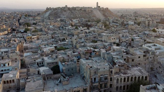 Общий вид, снятый с помощью беспилотника, показывает историческую цитадель Алеппо, увиденную из удерживаемого повстанцами района Алеппо, Сирия, 12 октября 2016 года