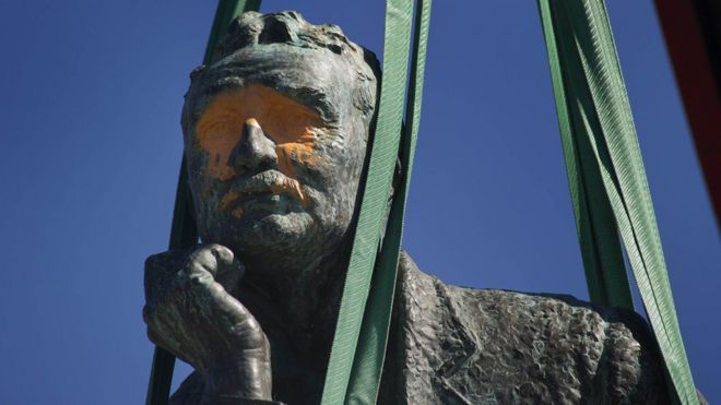 Изуродованная статуя Сесила Роудса удалена из Кейптаунского университета в 2015 году