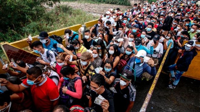 Gente cruzando la frontera entre Colombia y Venezuela