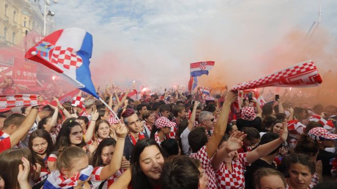 Болельщики из Хорватии смотрят публичную трансляцию финала Кубка мира в столице Хорватии Загребе, 15 июля 2018 года