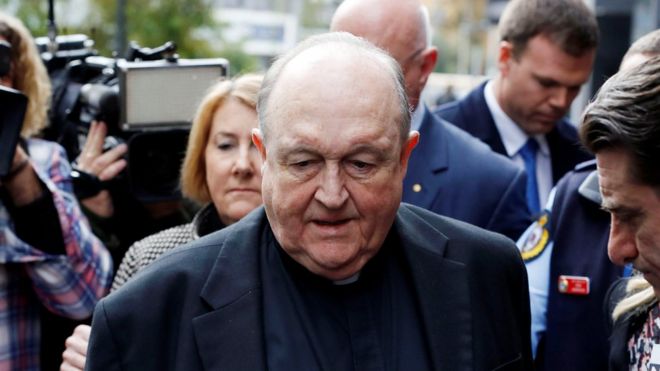 Архиепископ Филип Уилсон покидает местный суд Ньюкасла в Ньюкасле, Австралия, 3 июля 2018 года
