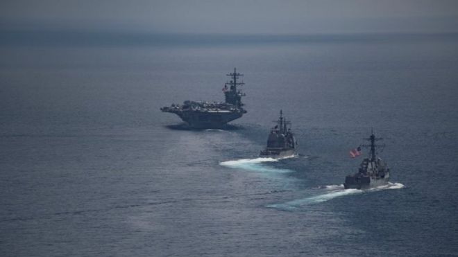 USS Carl Vinson (слева) и другие военные корабли в Индийском океане. Фото: 14 апреля 2017 г.