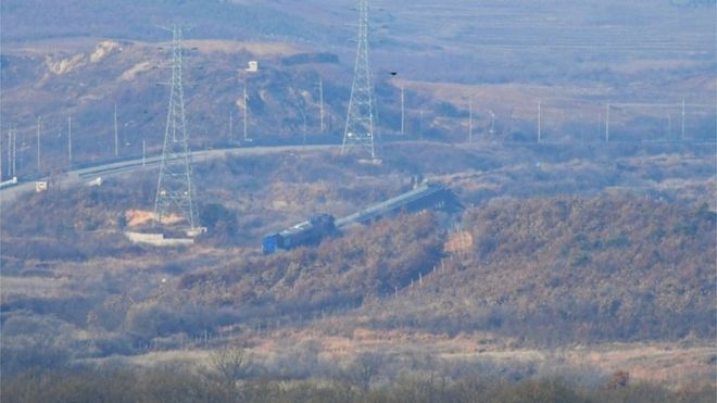 Поезд пересекает границу между Северной и Южной Кореей (30 ноября 2018 года)