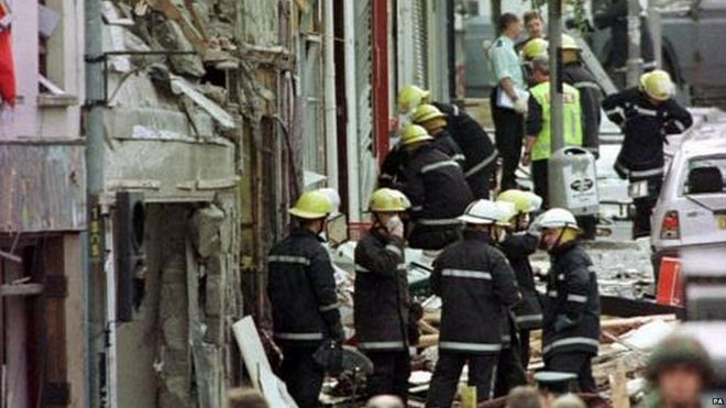 Архивная фотография, показывающая последствия бомбардировки Ома в 1998 году
