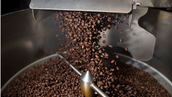 Кофейные зерна выливаются из ростера в компании The Chosen Bean Specialty Coffee 24 апреля 2019 года в Окленд-Парке, Флорида