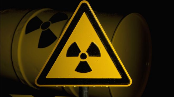 Panel de peligro radiación en color negro sobre amarillo