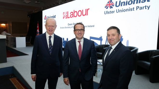 Робин Сванн (справа) с лордом Эмпи и теневым секретарем Северной Ирландии Оуэном Смитом на конференции UUP