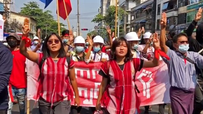 Những người biểu tình hô khẩu hiệu và giơ ba ngón tay tước khi internet trên toàn quốc bị cắt hồi Tháng Hai 2021 tại Yangon, Myanmar.