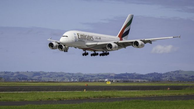 Emirates Airbus A380 приземляется в Окленде, Новая Зеландия