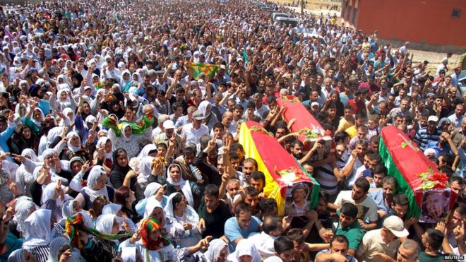 Скорбящие несут гробы трех турецких курдов, убитых во время похоронной церемонии в юго-восточном городе Силопи в провинции Сирнак 8 августа