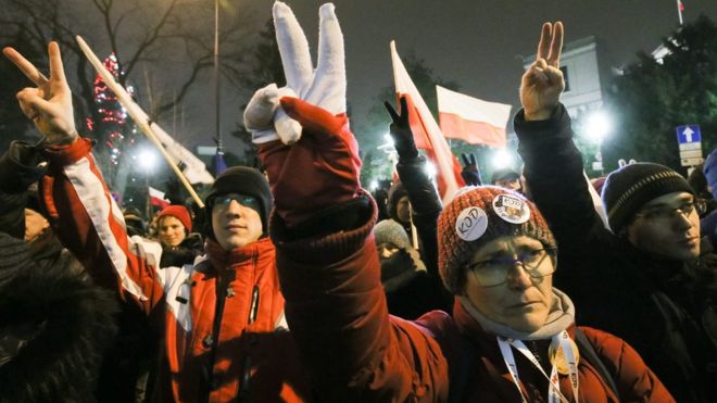 Протест возле здания парламента в Варшаве, Польша, 17 декабря 2016 года.