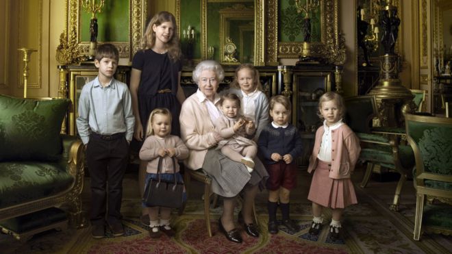 Королева со своими правнуками и младшими внуками. Слева направо: Джеймс, виконт Северн; Леди Луиза Виндзор; Миа Тиндалл (держа сумку королевы); Принцесса шарлотта; Саванна филлипс; Принц Джордж и Исла Филлипс