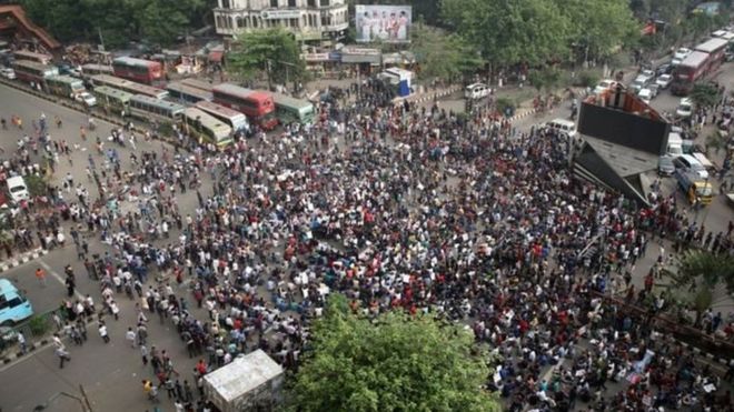 সরকারি চাকরির ক্ষেত্রে কোটা সংস্কারের দাবিতে বিক্ষোভরত ছাত্রছাত্রীরা