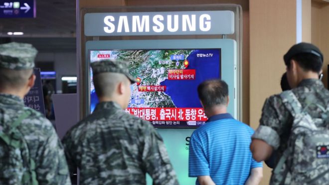 Южнокорейские солдаты и пассажир смотрят по телевизору репортаж о сейсмической активности, вызванной предполагаемым ядерным испытанием Северной Кореи, на железнодорожной станции в Сеуле, Южная Корея, 9 сентября 2016 г.