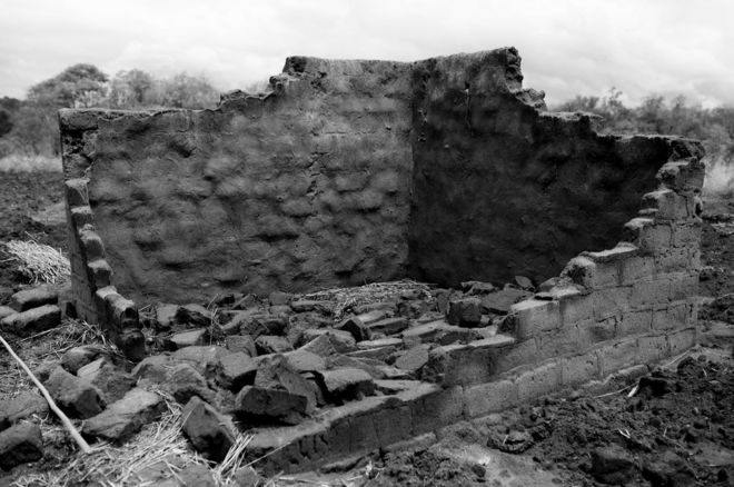 Глиняный кирпичный дом разрушен сильными ливнями и наводнениями