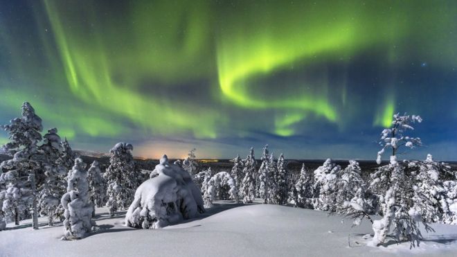 Финская снежная сцена с северным сиянием