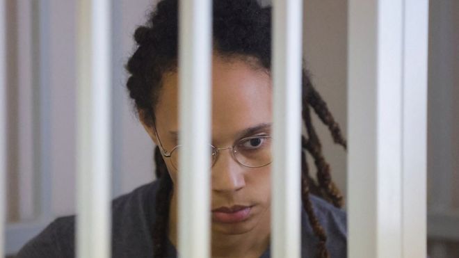 Brittney Griner sentada en la celda de los acusados en la corte rusa en agosto.