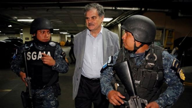 Бывший министр финансов и нынешний председатель Oxfam International Хуан Альберто Фуэнтес прибывает в суд в сопровождении полицейских после задержания в рамках местного расследования коррупции в городе Гватемала, Гватемала 13 февраля 2018 года.