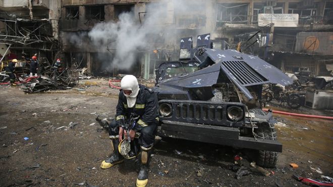 Un bombero iraquí descansa tras ayudar extinguir el incendio causado por los atentados de Estado Islámico