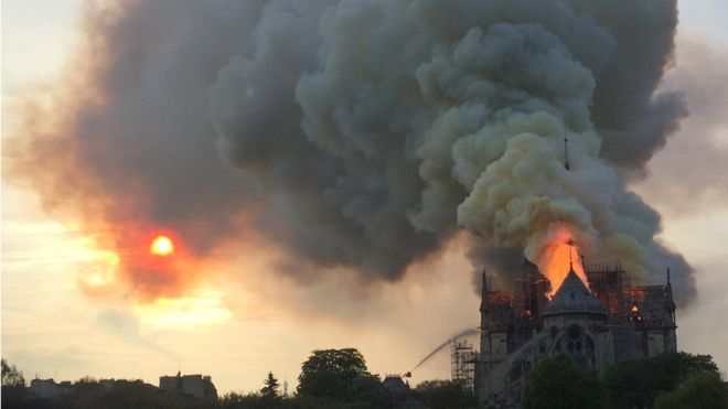 حريق هائل في كاتدرائية نوتردام في العاصمة الفرنسية