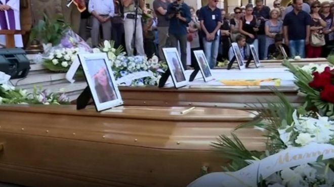 【イタリア中部】　犠牲者の合同葬儀、続く捜索