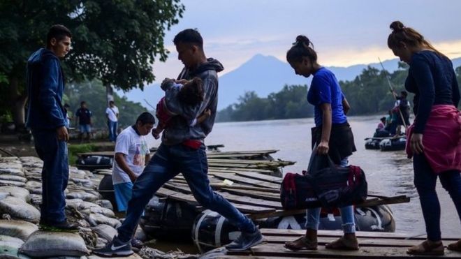 Migrantes centroamericanos llegan a Ciudad Hidalgo en el estado de Chiapas, tras cruzar ilegalmente desde Guatemala, en junio de 2019.