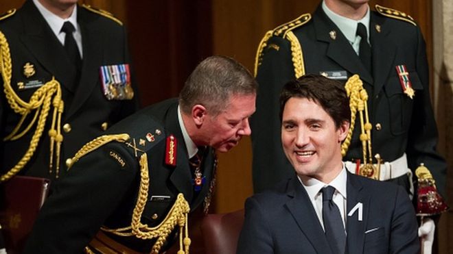 Начальник штаба обороны генерал Джонатан Вэнс (слева) с премьер-министром Канады Джастином Трюдо (04 декабря 2015 года)