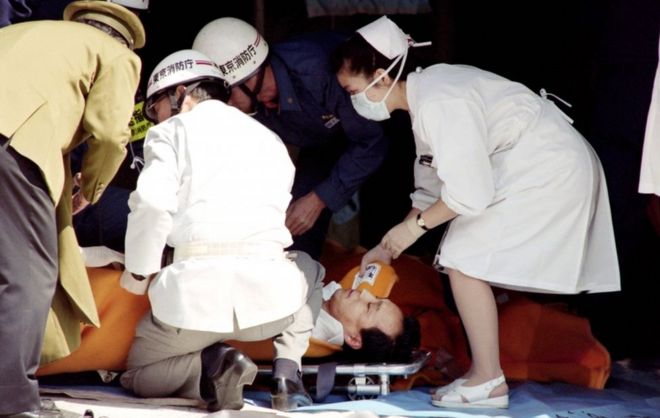Пригородное отделение лечится группой скорой медицинской помощи в временном приюте, а затем доставляется в больницу после воздействия паров зарина в ходе нападения на токийское метро в марте 1995 года