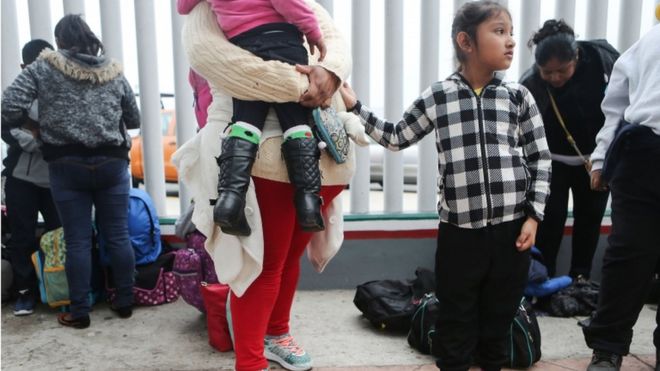 Семья мигрантов изображена на границе