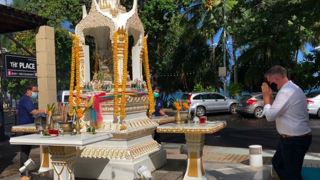 Quản lý (áo trắng) và nhân viên khách sạn Hilton tại Phuket cầu khấn hôm /7/2021 - ngày đầu khởi động dự án Sandbox đưa du khách đã tiêm vaccine tới Phuket