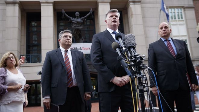 Кевин Даунинг (С), Ричард Вестлинг (слева) и Томас Зенле (справа), адвокаты, представляющие бывшего председателя кампании Трампа Пола Манафорта