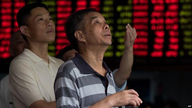 Инвесторы следят за экранами, показывающими движение фондового рынка в брокерском доме в Шанхае 13 августа 2015 года.