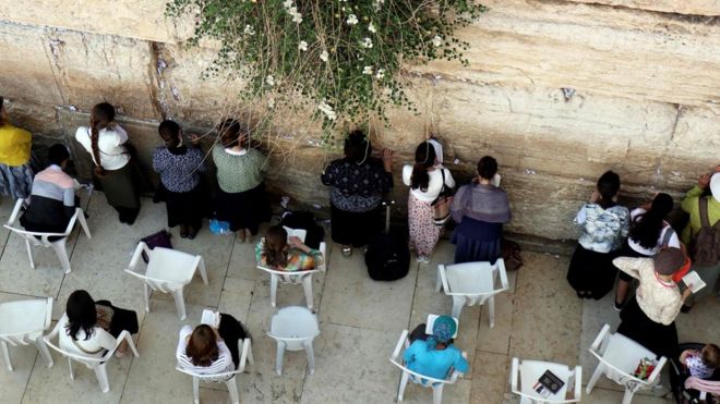 Фотография из файла, сделанного 16 мая 2017 года, на которой еврейские женщины молятся у Западной стены в старом городе Иерусалима