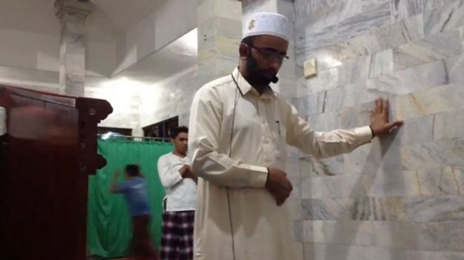 امام مسجد يواصل صلاته رغم وقوع زلزال في اندونيسيا