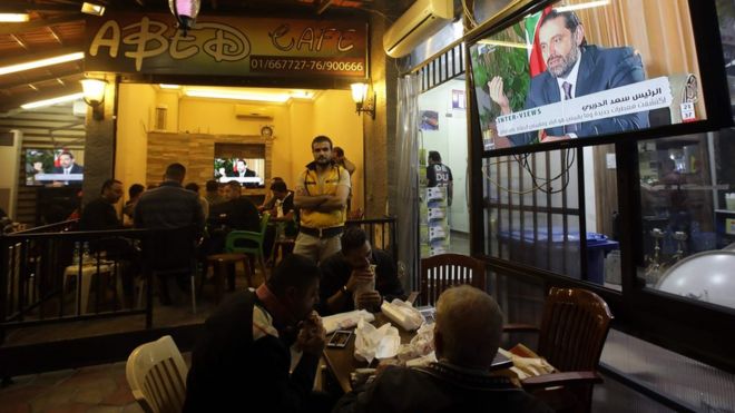 Ливанцы смотрят интервью с Саадом Харири в кофейне в Бейруте