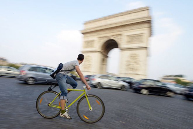 Велосипедисты в Париже