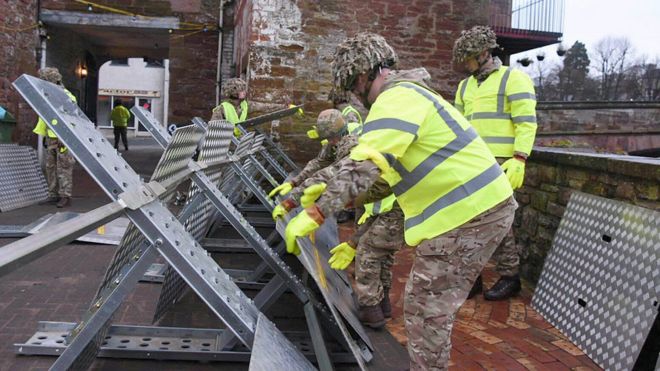 Солдаты из 2Lancs строят защиту от наводнений в Эпплби