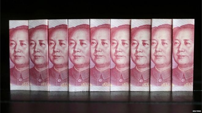 На этом снимке, сделанном в Пекине, видны китайские банкноты 100 юаней 11 июля 2013 г.