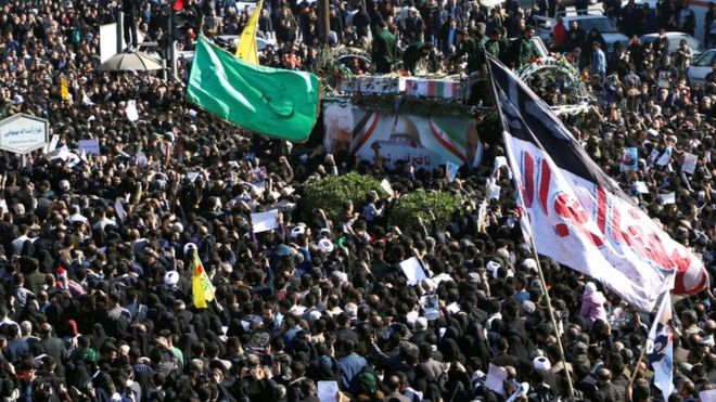 Iranianos em procissão fúnebre para Qasem Soleiman em Ahvaz, neste domingo