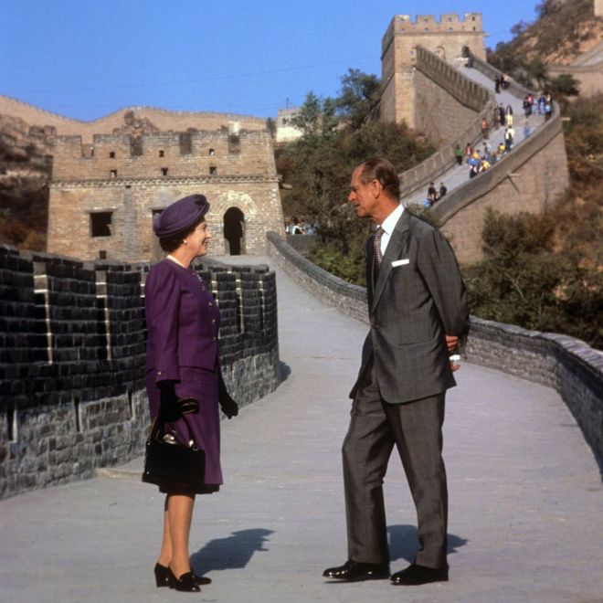 Королева Елизавета II и герцог Эдинбургский на перевале Бедалинг на Великой китайской стене в третий день своего государственного визита в Китай