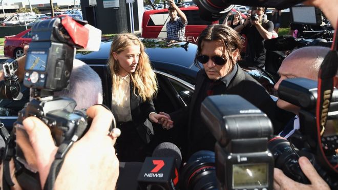 Актеры Джонни Депп и Эмбер Херд столкнулись с огромным контингентом средств массовой информации, когда они прибыли в суд в понедельник